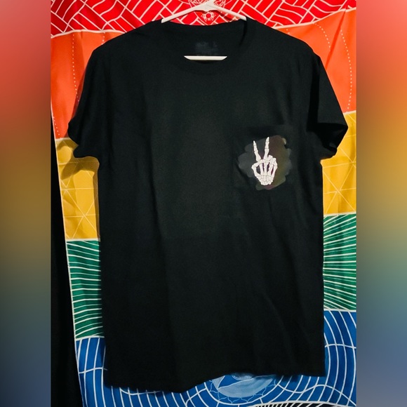 Small Black Pocket T-shirt ✌🏼 - Picture 2 of 3